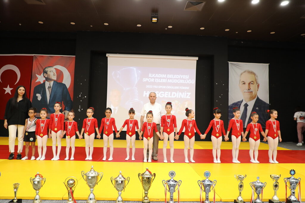 Samsun'da '2023 Yılı Spor Ödülleri'ni Başkan Demirtaş Verdi!