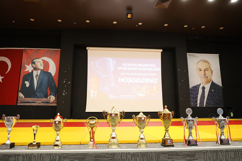 Samsun'da '2023 Yılı Spor Ödülleri'ni Başkan Demirtaş Verdi!