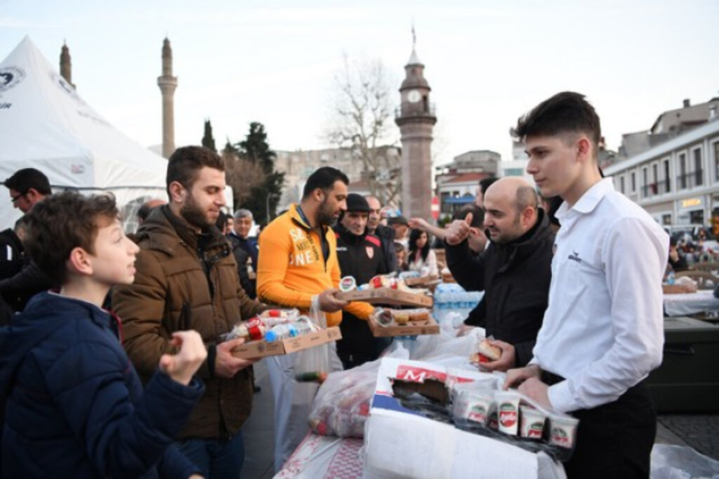 Büyükşehir’in İftar Sofrası Samsunluları Bir Araya Getiriyor!