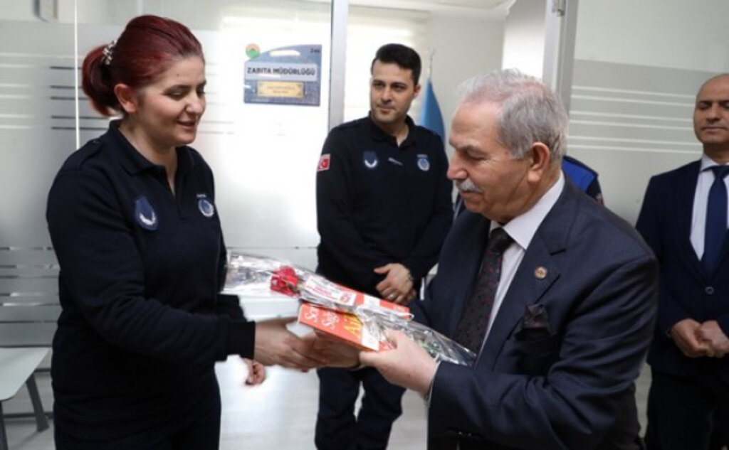 Başkan Demirtaş Kadınlar Günü’nü Çiçekle Kutladı!