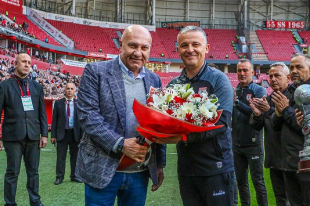 Samsunspor U19 Takımı Kupayla Taraftarı Selamladı!