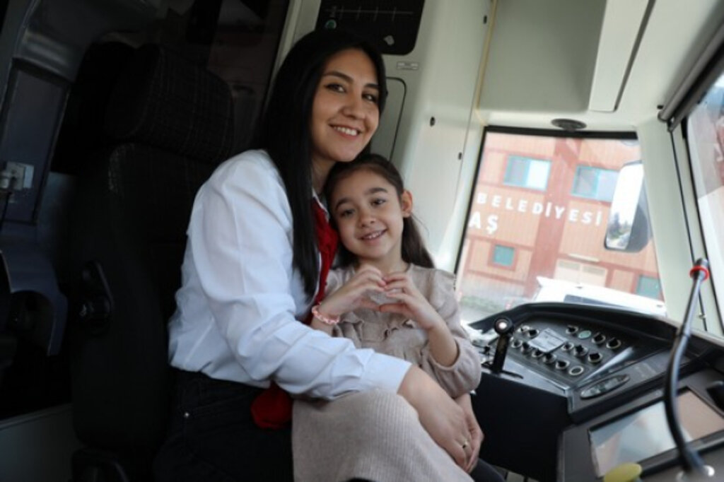 Samsun'da Tramvaylar 'Annelere' Emanet!