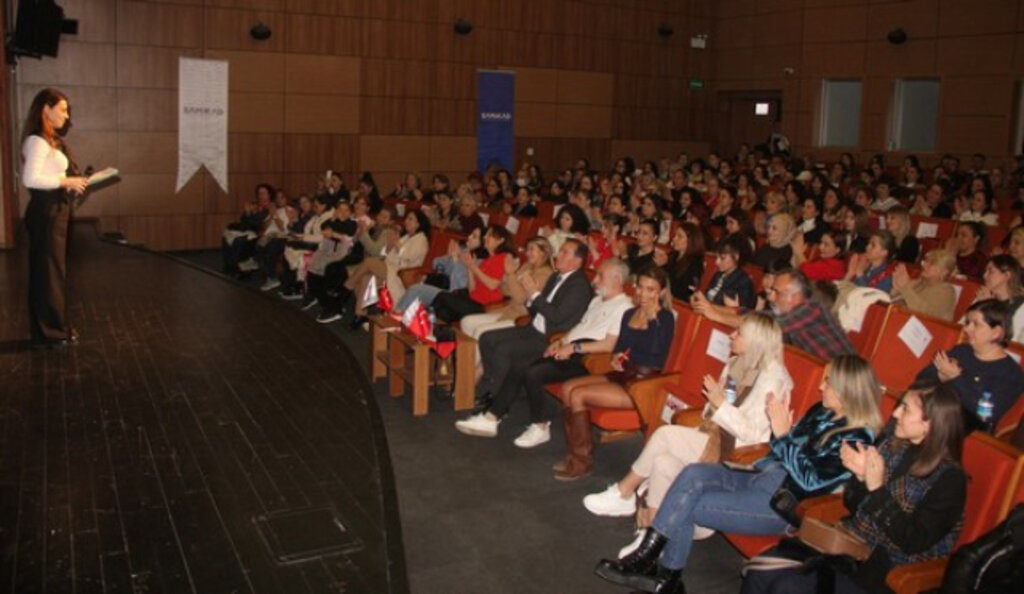 SAMİKAD'dan 8 Mart'a Özel Anlamlı Etkinlik! 'Adın Kadın' Sahnelendi…