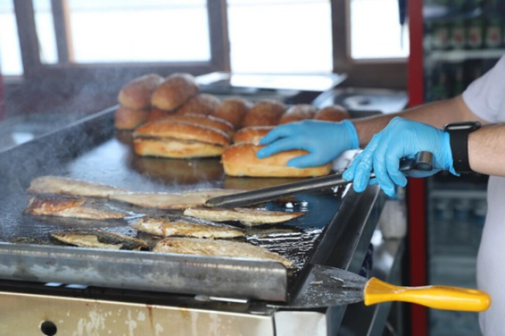 Samsun Büyükşehir’in Teknesinde Uygun Fiyata Balık Ekmek!