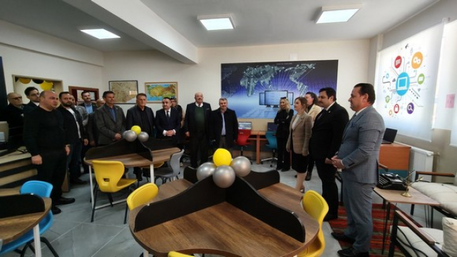 Sarıoğlu'ndan Okuduğu Köy Okuluna Bilgisayar Ve Teknoloji Sınıfı!