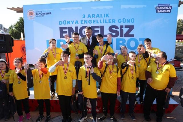 Büyükşehir’den Engelli Bireylere Özel Dragon Bot Yarışları Nefes Kesti!