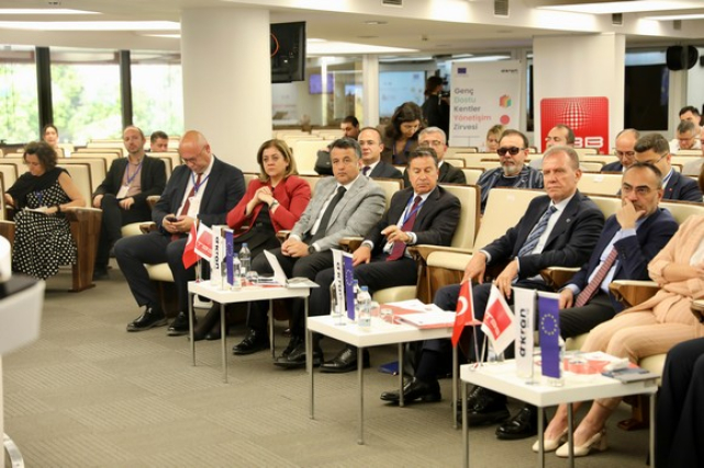 Samsun Büyükşehir’e ‘Genç Dostu Kent’ Ödülü! Başkan Doğan’a Ödül Zirvede Takdim Edildi!