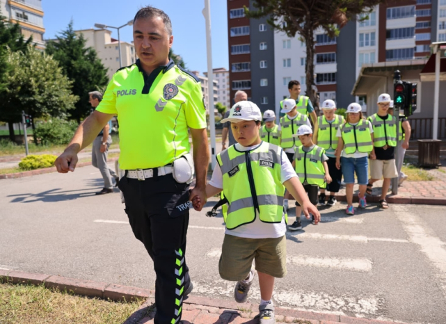 Down Sendromlu Çocuklara Uygulamalı Trafik Eğitimi!