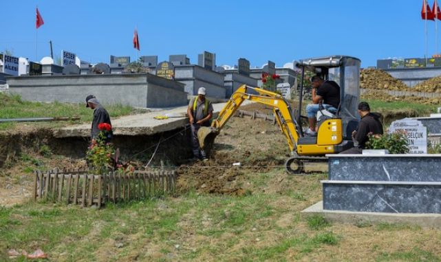 Büyükşehir’in Derecik Şehir Mezarlığı’ndaki İyileştirme Çalışmaları Sürüyor!