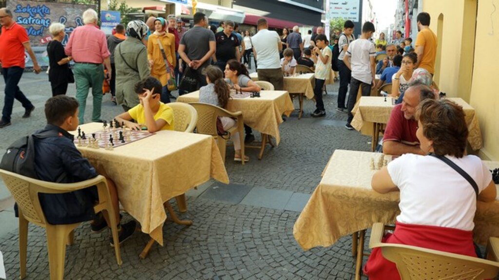İlkadım Sokaklarında Satranç Var!