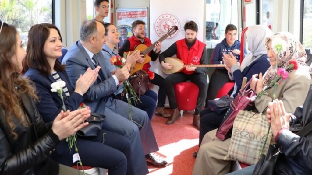 Kadınlar İçin Şarkı Söyleyip, Çiçek Dağıttılar!