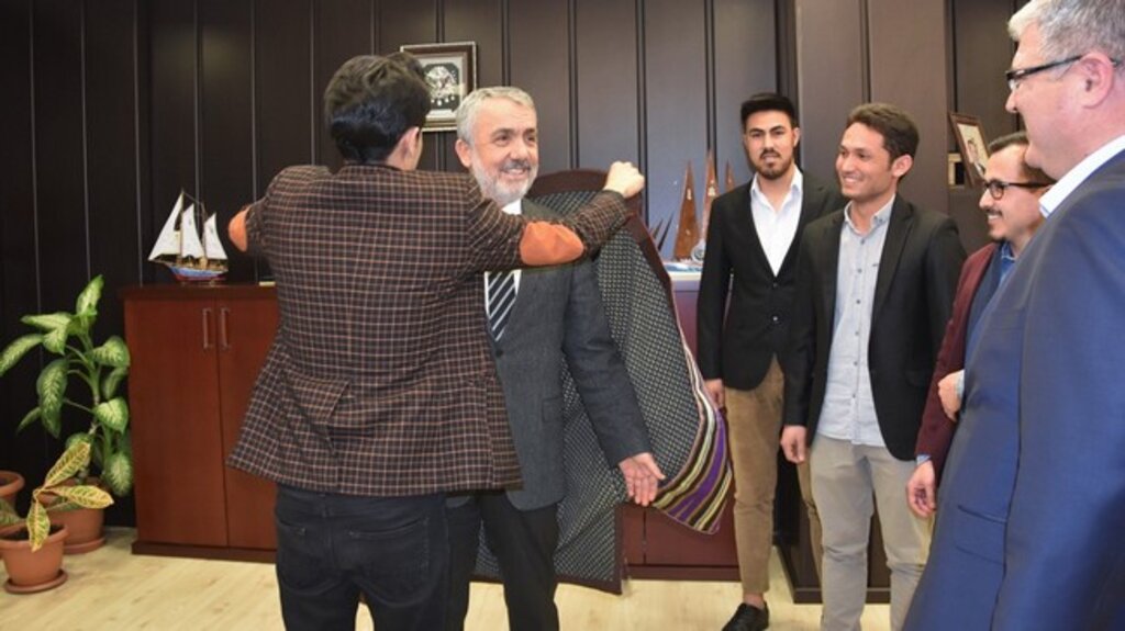Rektör Bilgiç ‘Çepen’ Giydi!
