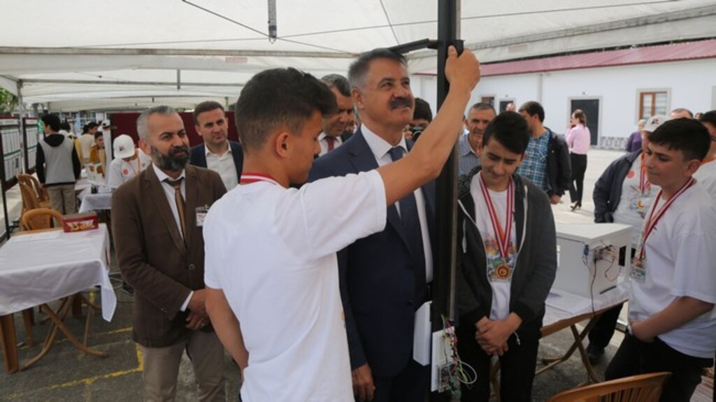 Başkan Deveci, Bilim Fuarında Projeleri İnceledi!