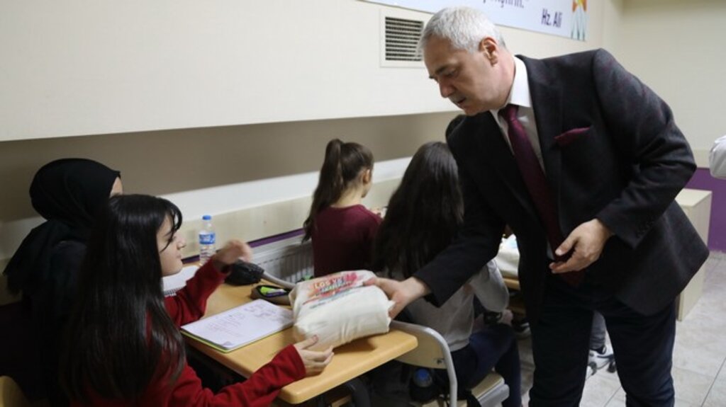 İLKEM’de Öğrencilere Ücretsiz Kitap Dağıtıldı!
