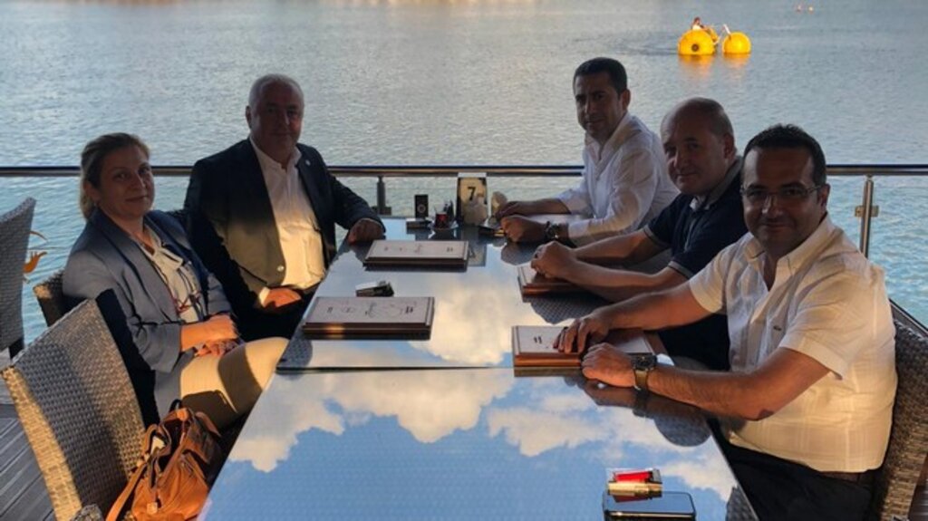 Rakipler Yemekte Buluştu!