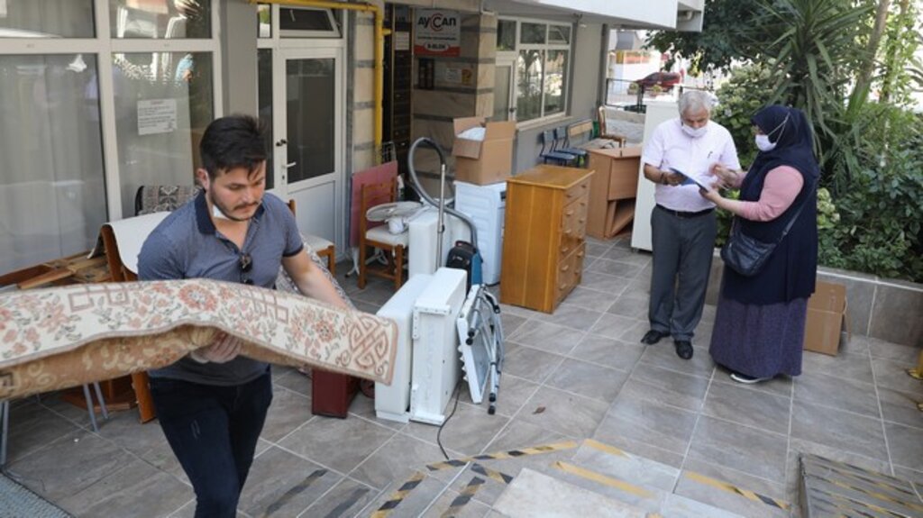 Vefat Eden Annesinin Tüm Eşyalarını Bağışladı!