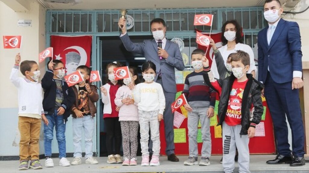 Başkan Cemil Deveci, ‘Toplumu İleri Taşıyan Her Gelişmenin Ardında Öğretmenlerimiz Var’!
