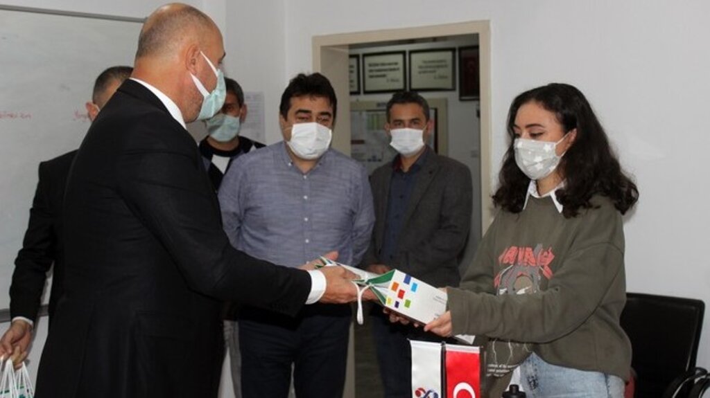 Üniversiteye Hazırlanan Öğrencilere Tekkeköy’de Hazırlık Kitabı Hediye Edildi!