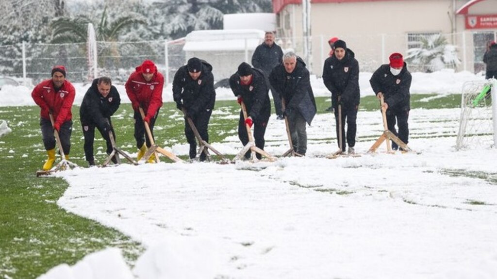 Ertuğrul Sağlam ve Ekibi Kar Temizledi!