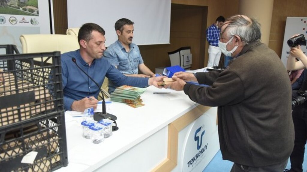 Tekkeköy’de Damızlık Ana Arı Dağıtıldı!