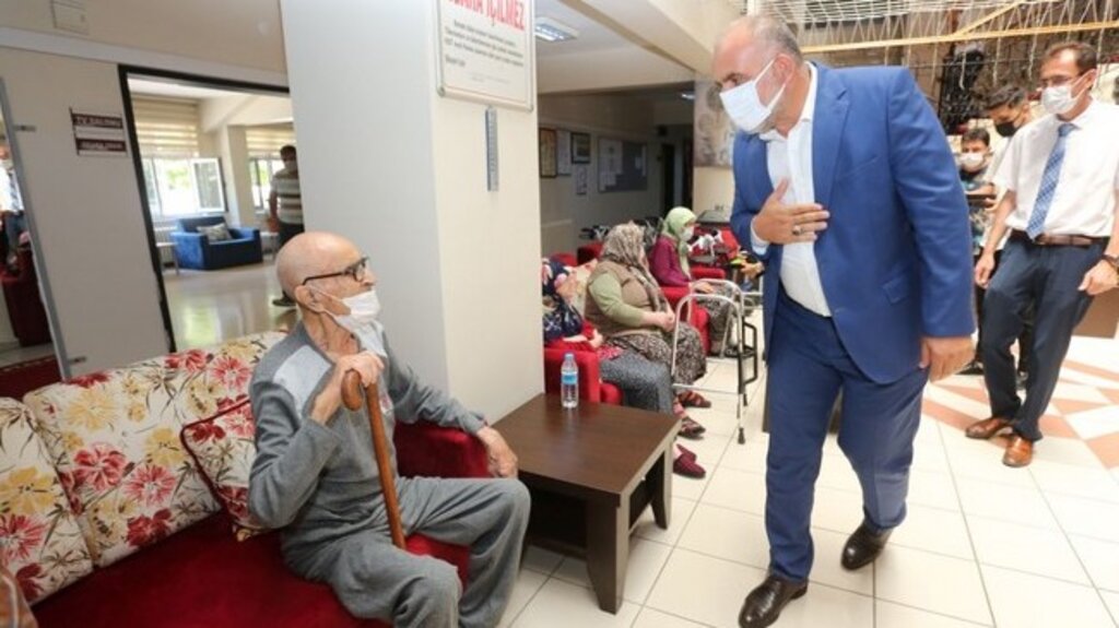 Başkan Sandıkçı'dan Huzurevi Sakinlerine Hediye!