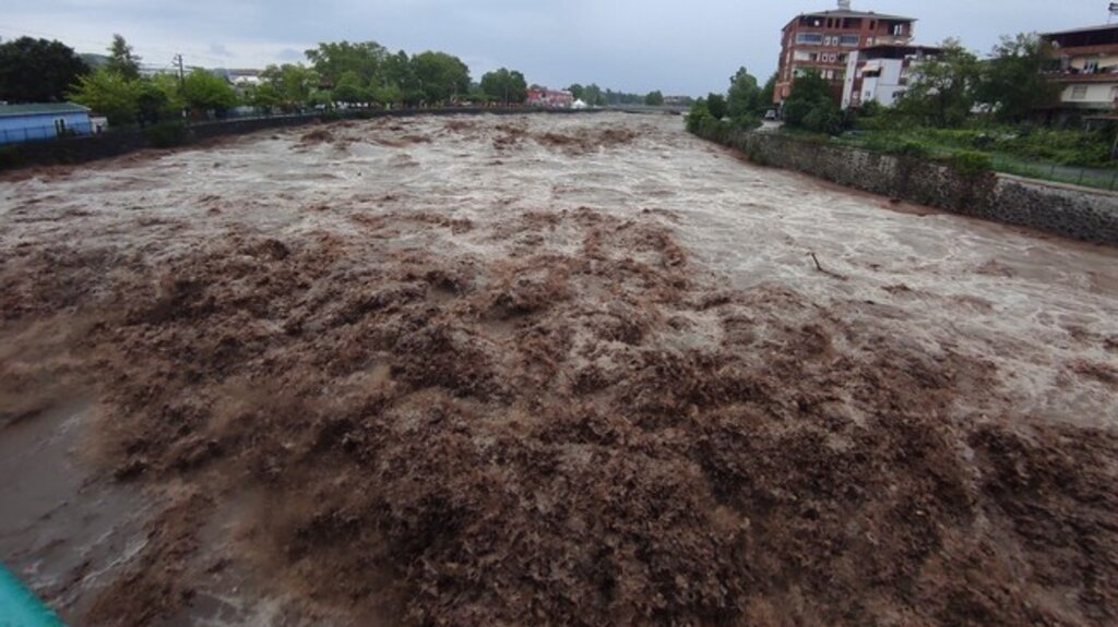 Salıpazarı’na Sel Kapanı!