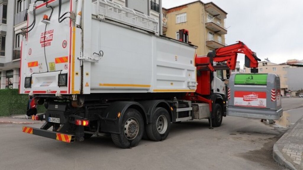 Daha Temiz İlkadım İçin Modern Çöp Konteynerleri Yerleştirilmeye Başlandı!