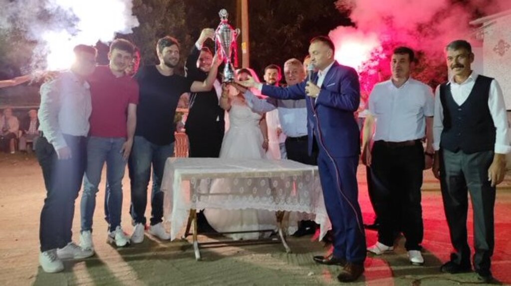 Şampiyonluk Kupasını Eşine Armağan Etti!