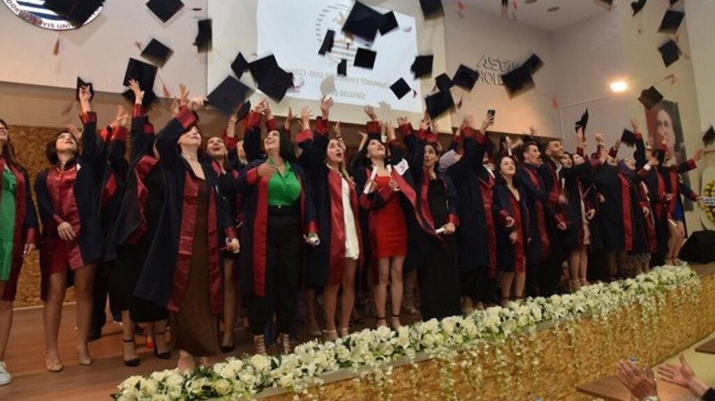 Turizm Fakültesinde Mezuniyet Coşkusu!