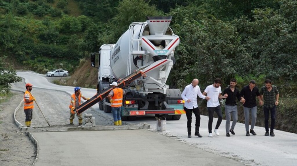 Samsun’da Beton Yolu Horon Teperek Kutladılar!