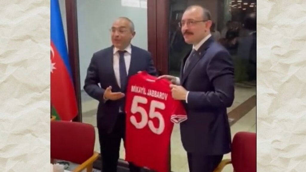 Bakan Muş, Cabbarov'a Samsunspor Forması Hediye Etti!