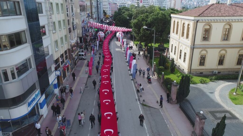 1919 Metrelik Dev Bayrak Samsun Caddelerinde Gezdi!