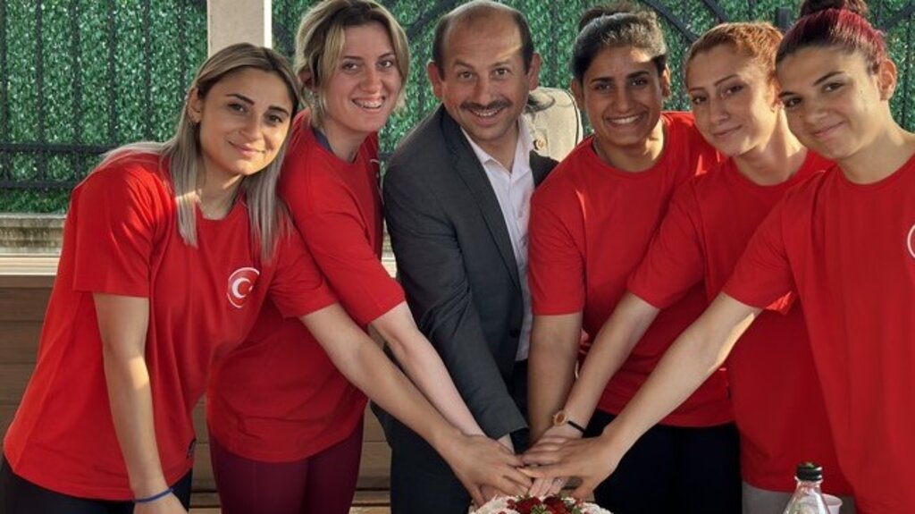 Dereci, Milli Sporculara Başarı Diledi!