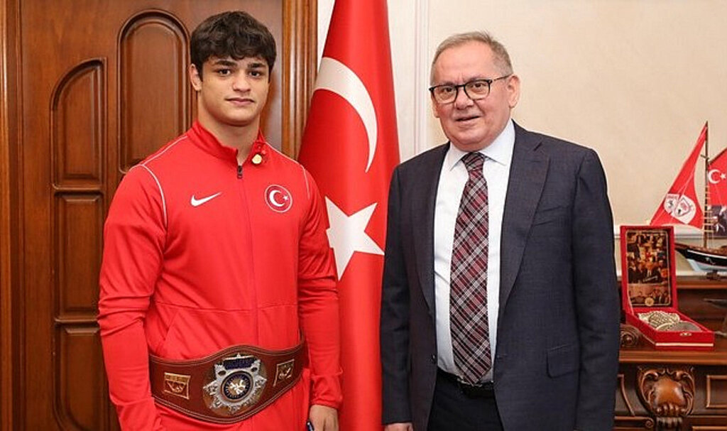 Başkan Demir, Milli Güreşçiyi Makamında Ağırladı!
