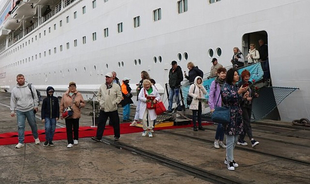Rus Turistler Samsun'da Kırmızı Güllerle Karşılandı!