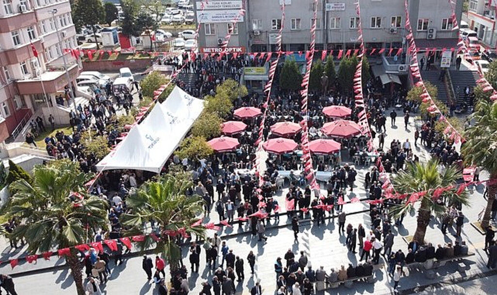 Başkan Candal Vatandaşlarla İlçe Meydanında Bayramlaştı!