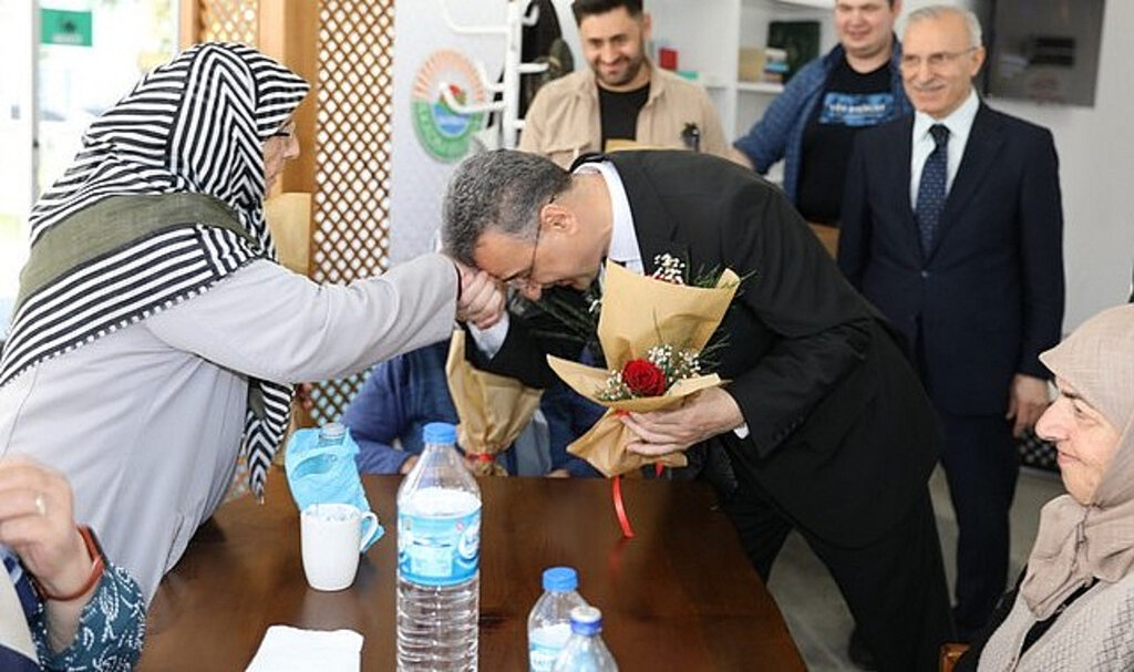 Başkan İhsan Kurnaz, ‘Büyüklerimiz Bizler İçin Kıymetlidir’!