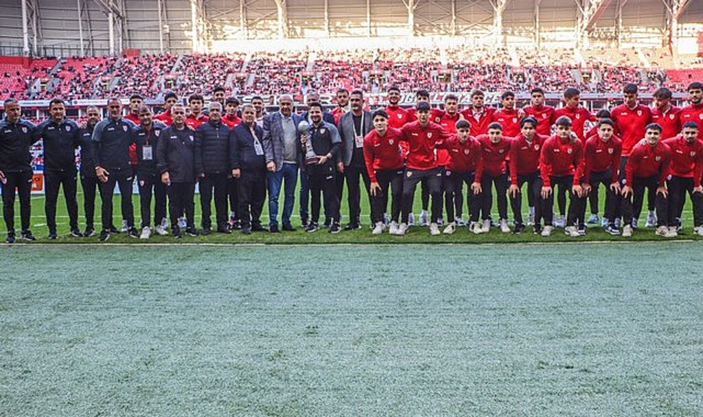 Samsunspor U19 Takımı Kupayla Taraftarı Selamladı!