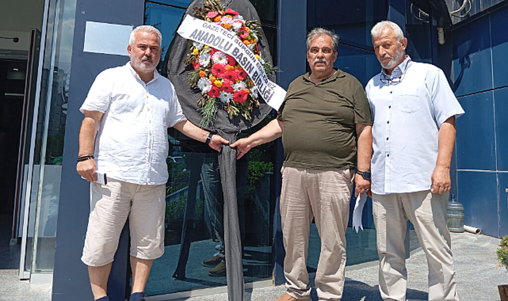 Gazetecilerden Atakum Belediye Başkanı'na Siyah Çelenkli Protesto!