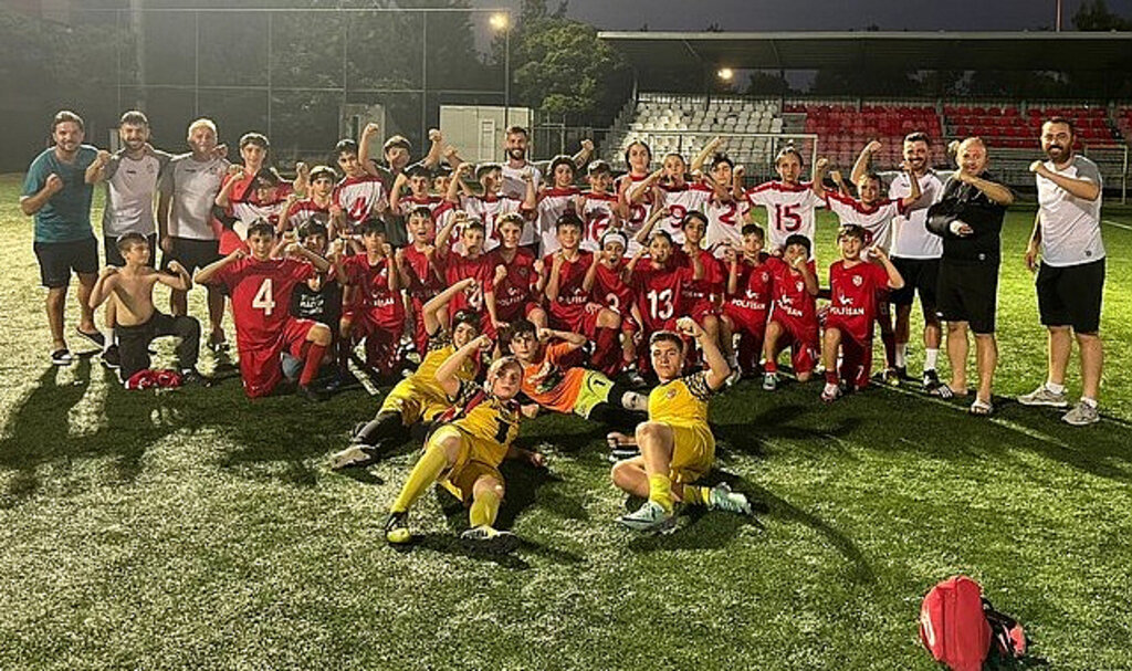 Kadıköyspor Aynı Günde 2 Şampiyonluk Aldı!
