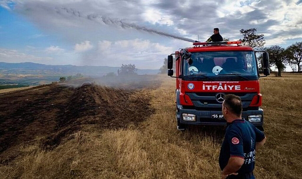 Samsun İtfaiyesi Anız Yangınlarıyla Mücadele Ediyor!