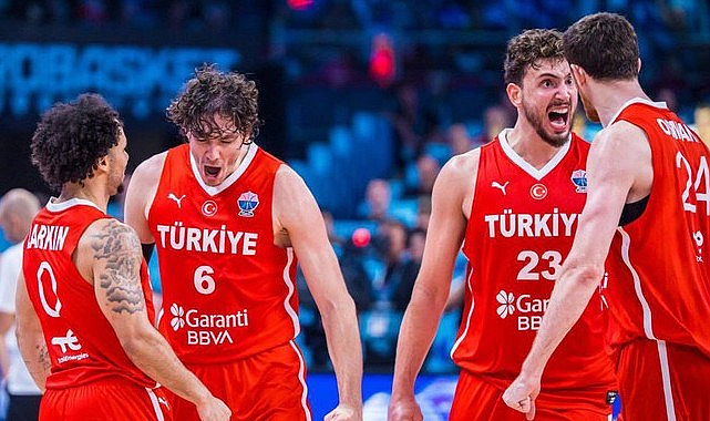 12 Dev Adam Yunanistan'ı Sahadan Silerek Finale Yükseldi!