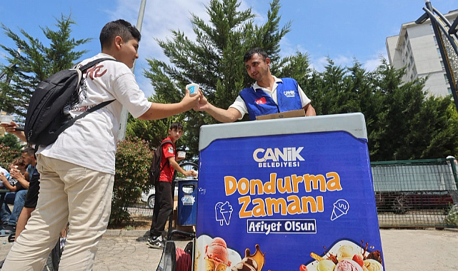 Canik Belediyesi'nden Gençlere Dondurma İkramı!